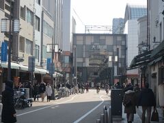 松山市街地の中心部『大街道』電停で下車。
城へ行く前にお昼ご飯を兼ねて松山の隠れ名物と
言われてる『甘い鍋焼きうどん』を食べに商店街へ。