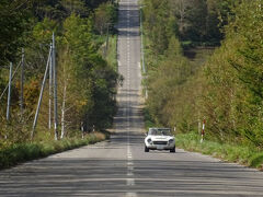 　カメラを構えていると何か五月蠅い車が近づいてくるなぁ、と思ったらフェアレディだったの図。