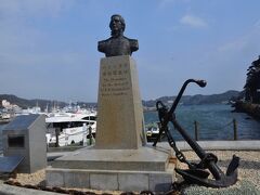 ペリー艦隊来航記念碑

1853年 船を率いて日本を開国させ 1854年5月25日 下田「了仙寺」にて「下田条約」を締結させたアメリカ海軍の東インド艦隊司令長官 マシュー・カルブレース・ペリー
 
下田湾を背景に、ペリー一行の来航を記念して彼の胸像が建てられている 