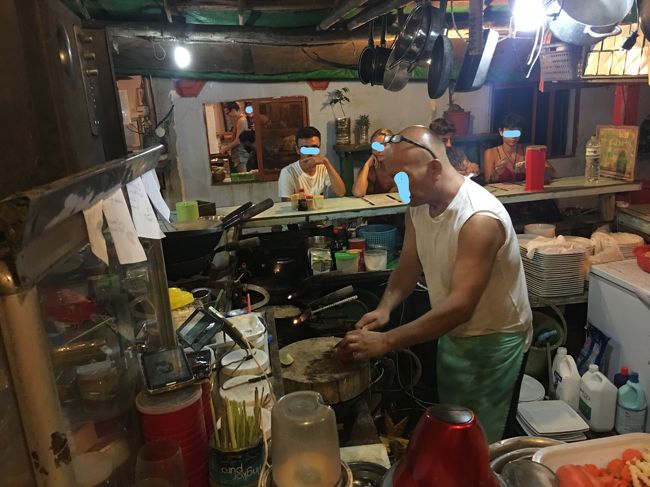 路地で見つけた、タイ料理屋さん。おじちゃん一人で切り盛り。