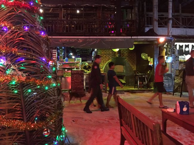 ビーチ沿いの窯焼きピザ屋さんへ移動