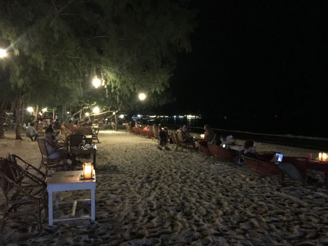 みんな静かに、飲んで、おしゃべりしてるんよ<br />ロン島、最後の夜です。