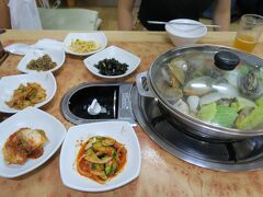 夜ご飯はヘムルタン！
釜山と言えばの海鮮鍋。
全然辛くなくて、優しいお味。
ここはアジョシがハサミでちょきちょきしてくれる