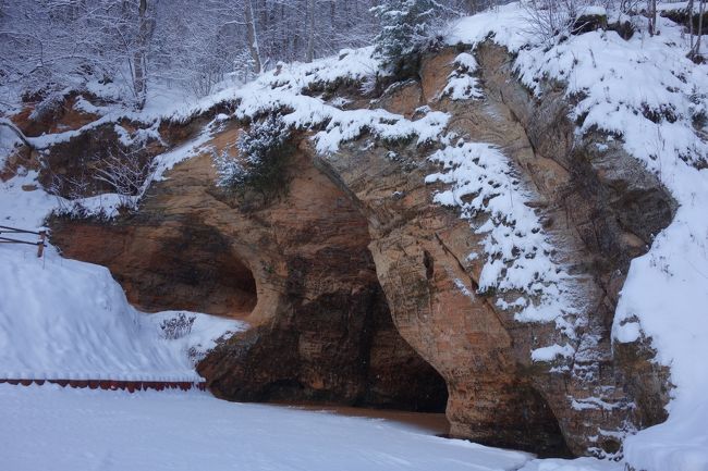 グートゥマニャ洞穴へ