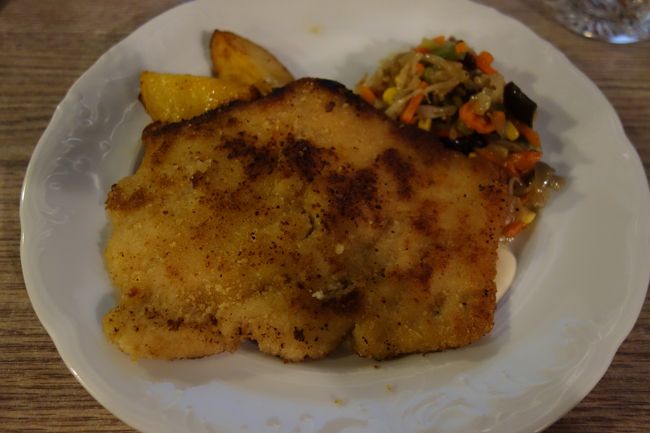 メインは欧米によくある叩いて伸ばしたような薄いカツレツ