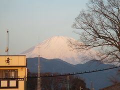 小田急線新松田駅からJR松田駅へ移動します。御殿場線は、JR東海管内なので、SUICAは使えず、切符を買って駅構内に入ります。
こちらの写真は早朝の松田駅ホームからの1枚。松田町は、富士山が見える風景が日常にあるのですねぇ･･･。