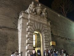 夜は、バチカン美術館のナイトツアー。
美術館の入口です。