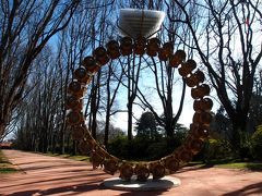 セラルヴェス現代美術館へ。
広い敷地内にはオブジェがある庭園、馬や羊がいる牧草地が広がります。お天気良い日は時間をかけて散歩したい場所です。