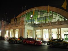 駅外観！
朝6時前なので、まだ日が昇る前。

実はこれ、もう少しで取り壊し？なくなってしまうらしいです。
ボスから「ここに来るのは最初で最後かもよ～」と言われました。
もう一回くらい、来れたらいいな～