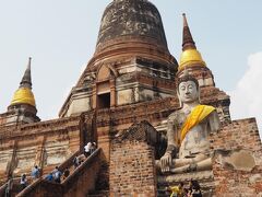 巨大な涅槃像がいる寺院。

アユタヤ中心部から少し離れているため、現地の方も多く行かれる寺院だそうです。
階段で、寺院の中まで行くことが出来ます。
だた、階段が非常に急なので気をつけてください。

天気が良かったので、すごく気持ちよかったです！
見晴らしも最高！