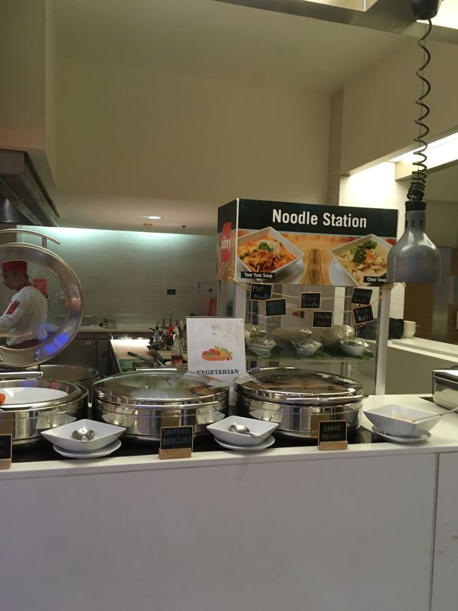 ヌードルはオーダーで団子、野菜をリクエストして作ってくれます。