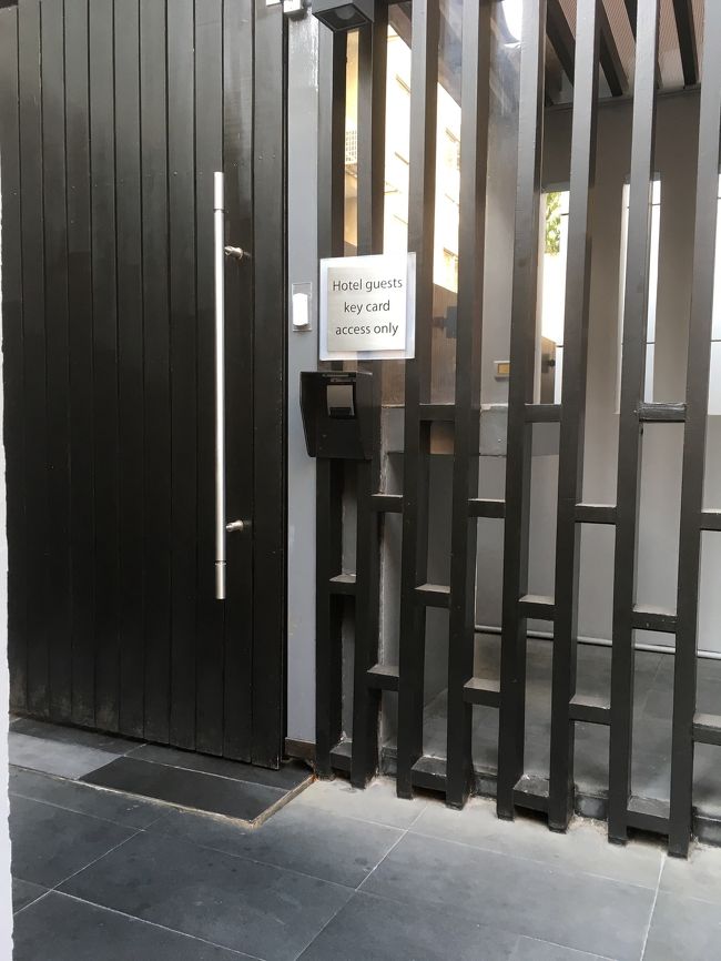 帰りはお部屋のカードキーを差し込むと<br />解錠されます。