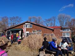 なんとか12：30に山頂に到着。
鍋焼きうどんはまだ売り切れていませんでしたが、長蛇の列！
１時間待ちということで、待っていると下山の時間が遅くなりそうなので断念しました。