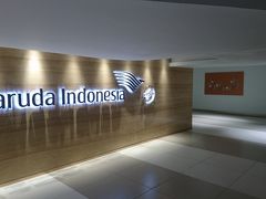 ジャカルタ空港で乗り換え。ガルーダ・インドネシア航空はANAともJALとも提携しているけど、スカイチームという不思議な航空会社。どちらの上級会員もラウンジに入れるようです。