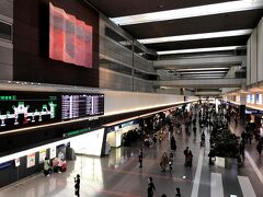 出発フロアに上がって来ました。

電車の乗り場は地下で、飛行機の出発ロビーは2階なので、エスカレーター等を使って上まで上ります。

年末年始やお盆の帰省ラッシュになると、よくこの出発ロビーの様子がテレビで流れますね。

今日は元旦ということで、あまり混雑はしていませんでした。