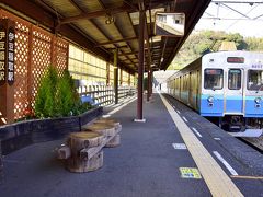 ですので、当日は河津方面に向かう伊豆急行線も朝から車内はギュウギュウ詰め状態でありまして、列車移動中はもう汗だくになってしまうほどになかなか大変でありましたなｗ(^_^;)
そんな人混みの中に揺られつつ、やって来ましたのは朝の伊豆稲取駅