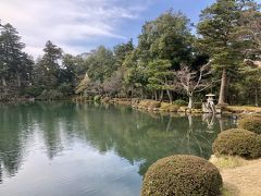 霞ヶ池（かすみがいけ）

兼六園のほぼ中心部に位置する、園内で最も大きな池。面積は約5800ｍ2、深さは最も深いところで1.5ｍある。
栄螺山、内橋亭、徽軫灯籠、虹橋、唐崎松、蓬莱島などの名勝がこの霞ヶ池の周辺に配され、廻遊しながら四季折々の庭景を楽しめるよう配慮されている。（ＨＰより）