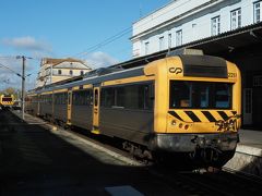 ポルトガル第３の街の駅とは思えないほど
こじんまりとした駅です。

というのも、リスボンやポルトなどを結ぶ
長距離列車が発着するのは
こことは別のコインブラB駅。

B駅があるのは市街地の外です。
このコインブラ駅はB駅からの支線だけしか
乗り入れていないのです。