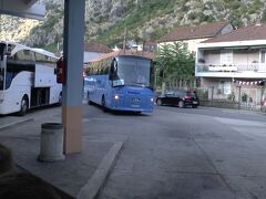 ７月３日、モンテネグロのコトルのバスステーションを午後6時発のバスでクロアチアのドゥブロヴニクに向かう。