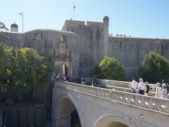 旧市街の入口のピレ門は中世の跳ね上げ橋で、重厚な鎖で入口を閉じていた。この門からドゥブロヴニク旧市街に入る。