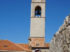 城壁から見たドゥブロヴニクの時計塔。