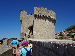 城壁の北側にそびえるミンチェタ要塞。ドゥブロヴニクの貴族ミンチェタにちなんで命名された。 広くてしっかりした大きな円形の塔。 
