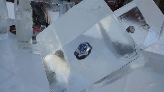 やはり寒くて体が冷えたので、お茶をしに雪まつり会場から一時退避。<br />道端で氷漬けの腕時計を発見しました。