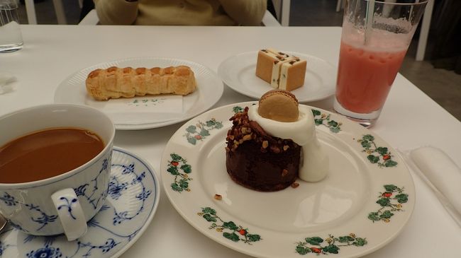 サクサクパイとイチゴジュース、ケーキとお茶で一休みです。<br />サクサクパイは触感ふわふわ、イチゴジュースはとっても濃厚でした！