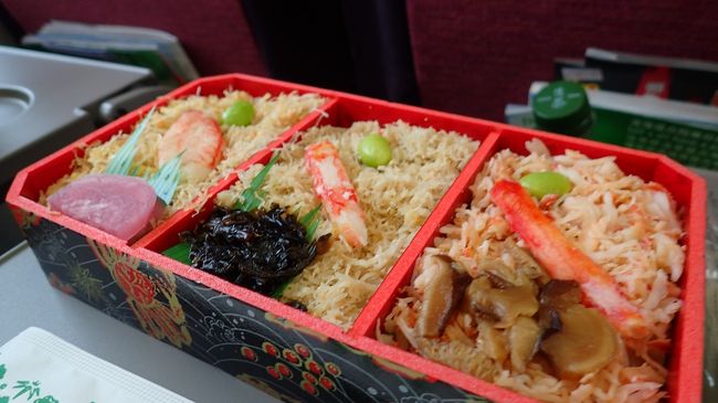 一つのお弁当で三種類の蟹が味わえる贅沢弁当です。