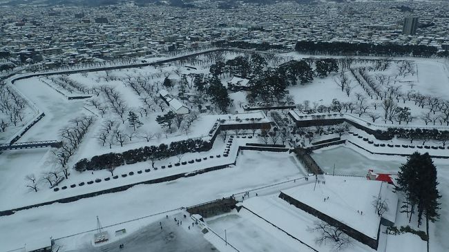 ホテルのチェックインにはまだ早かったので、駅のロッカーに荷物を預けて、市電で五稜郭公園へ。<br />どの市電に乗ったらよいか分からず案内所のお世話になりました。<br />五稜郭タワーから見下ろす五稜郭は、ご覧のとおり雪に覆われておりました。