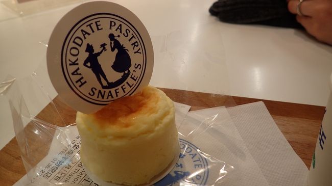 ペイストリースナッフルズさんのチーズオムレットをいただきます。