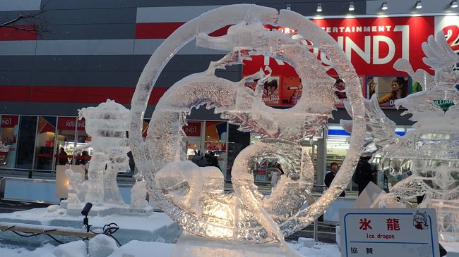 雪像とはまた趣の異なる氷像がたくさん飾ってありました。