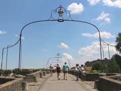 『旧橋 ポン・ヴィユー(Pont Vieux)』

19世紀まではこの橋が
城下町とシテを結ぶ唯一の道だったそうです。