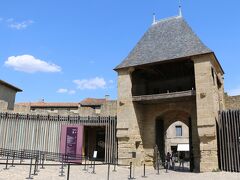 「コンタル城」"Chateau Comtal" の門の内側からパチリ。

コンタル城はトランカヴェル子爵の統治下で
11～13世紀に建造された居城です。

※赤紫っぽい扉がチケット売り場の入口で、入場料は9ユーロ