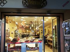 【Petritxol Café ペトリチョル】

スペイン名物のチュロスを食べようとラ・パリャレサに来たら、シャッターが下りていた。

幸いすぐ隣のペトリチョルは営業中。
ペトリチョルも地球の歩き方に載っている有名店だし、ラ・パリャレサにそんなに拘りはない。