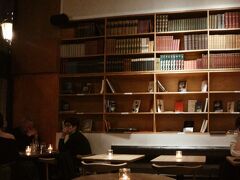 本棚に囲まれた本好きにはたまらない空間、Paludan Bog & Cafe