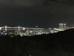 2つ目の写真撮影スポットは金蓮山展望台で、高台から広安里ビーチを眺めます。周りから「テバッ！！」と言う歓声の声が聞こえてくるほどに絶景な夜景でした。