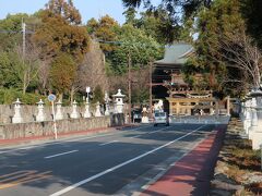 まずは健軍神社に参拝。
熊本市電八丁馬場電停から直線的に続く参道は見事。ただ、参道の整備のためか、サクラの木は少なくなり、立派な灯篭が目立つようになった。