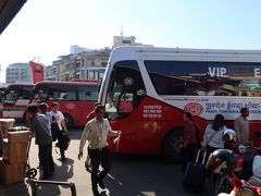 15時10分ごろにセントラルマーケット近くのバスターミナルに到着。シアヌークビルから約６時間。往きの列車と比べると２時間以上速く、快適な旅でした。