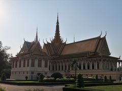 王宮内部に入ります（入場料はシルバーパゴダの拝観を含めて10USD）。まず目にする大きな建物は即位殿。