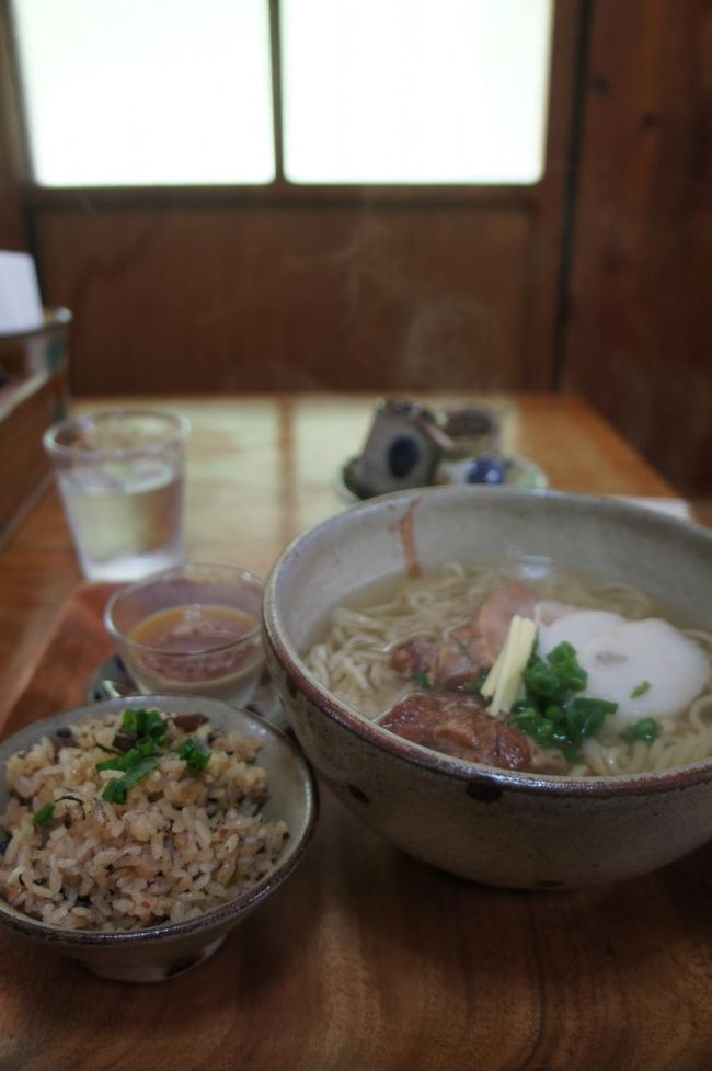 可愛らしいやちむんの器で供されました。<br />あっさりしたスープで、とても美味しかったです。