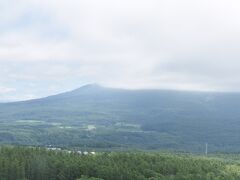 間もなくホテルに到着です。
前方に、蝦夷富士とも呼ばれる羊蹄山らしき山が見えてきました。
