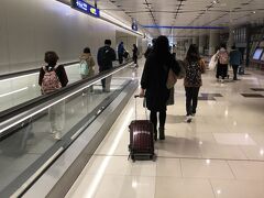 予定時刻より10分位遅れて到着。広い空港内を歩き、イミグレはかなりの列！！
用紙も記入していないから、ちょっと焦りました。－－；