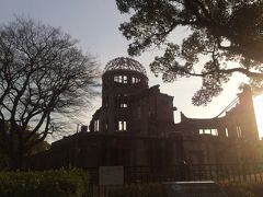 世界遺産原爆ドームに行ってきました。
平和記念資料館には時間の都合で行けなかったのですが、原爆ドームの周りには当時の悲惨さを伝える看板があります。
外国人の観光客さんが多いのが印象的でした。