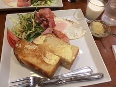 ここでようやく今日の朝ご飯です！
宮島の「喫茶しま」さんでモーニング(^^)
お店で作っているパンと、レモンジャムの相性が抜群でした。