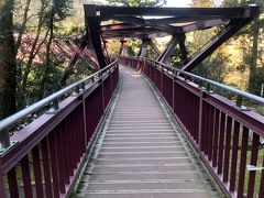 あやとりはし

鶴仙渓上流のこおろぎ橋と下流の黒谷橋のほぼ中間に位置する長さ94.7メートルの徒歩専用橋で、草月流家元・勅使河原宏氏が「鶴仙渓を活ける」というコンセプトのもとデザインしました。紅紫色のS字橋の斬新さと周囲の景観が調和した美しさは絶景です。（山中温泉観光協会ＨＰ）