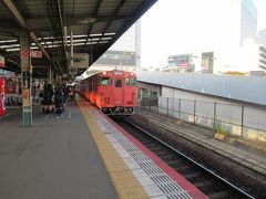 しばらくすると１０番線に折り返しとなる桃太郎線の総社行きが入って来ました。
正式名称は吉備線ですがＪＲ西日本は愛称名の桃太郎線オシみたいです。