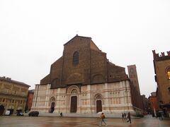 マッジョーレ広場
Piazza Maggiore
正面　サン・ペトローニオ聖堂
Basilica di San Petronio