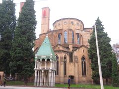 そして、その２０番のバスの運転手は、サン・フランチェスコ聖堂
Basilica di San Francescoの前で、いきなり
（推定）『俺は、昼飯を食べに帰る。このバスはここで終わり。全員さっさと降りろ！』と言って
乗客全員を強制的に降ろして、走り去っていった。