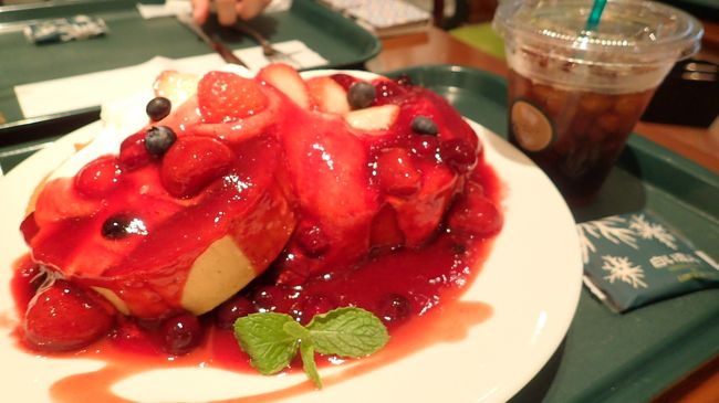 さらに札幌の地下道にあるISHIYA CAFEでホットケーキに舌鼓。<br />白い恋人も１枚付いてきます。<br />見た目どおりかなりのボリュームでした。<br />二人でシェアくらいが丁度いいかも。。。